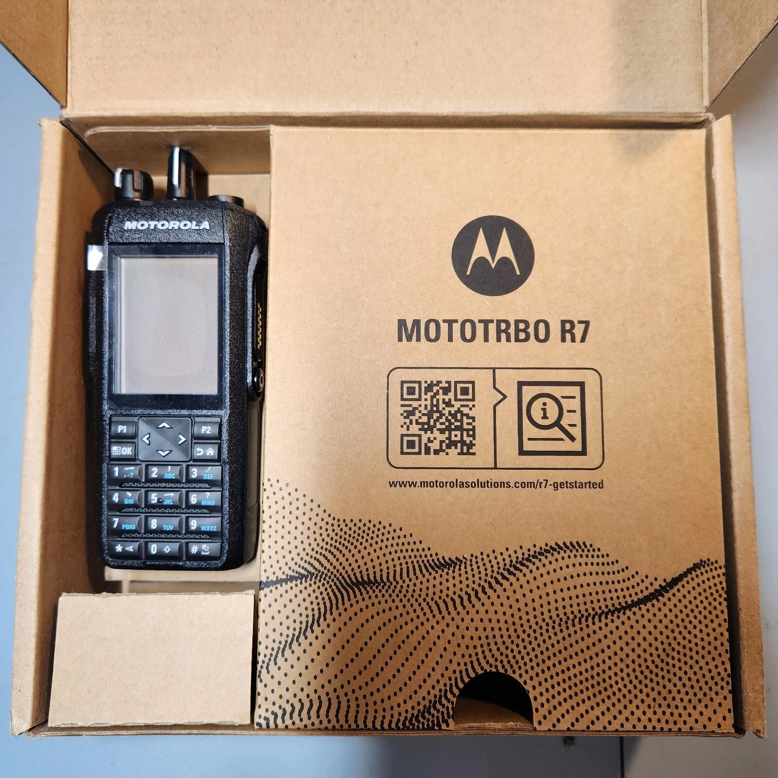 جهاز لاسلكي رقمي احترافي ثنائي الاتجاه MOTOTRBO R7 جهاز لاسلكي رقمي احترافي ثنائي الاتجاه MOTOTRBO R7